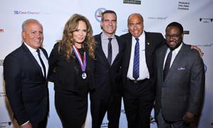 (l to r) E&B President Peter Repovich, honoree Catherine Bach, Mayor Eric Garcetti, Event Chair Arthur Kassel and Assemblymember Sebastian Ridley-Thomas on the red carpet.